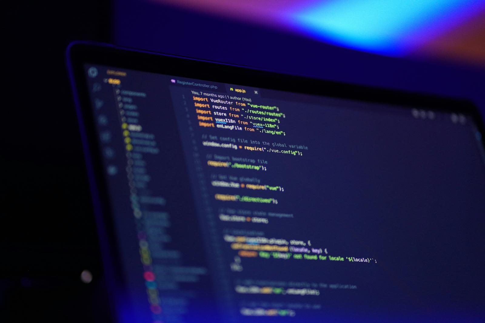Código fuente en la pantalla de una computadora portátil